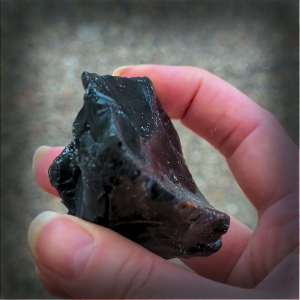 Présentation des obsidiennes noires brutes A du Mexique, de 5 à 10 cm, montrant les pierres réellement disponibles