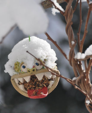 Halloweenmonster als Vogelfutterhaus aus winterfester Keramik