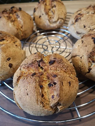 Schnelle glutenfreie Quarkbrötchen mit Kürbiskernen, Aprikosenstückchen & Banane