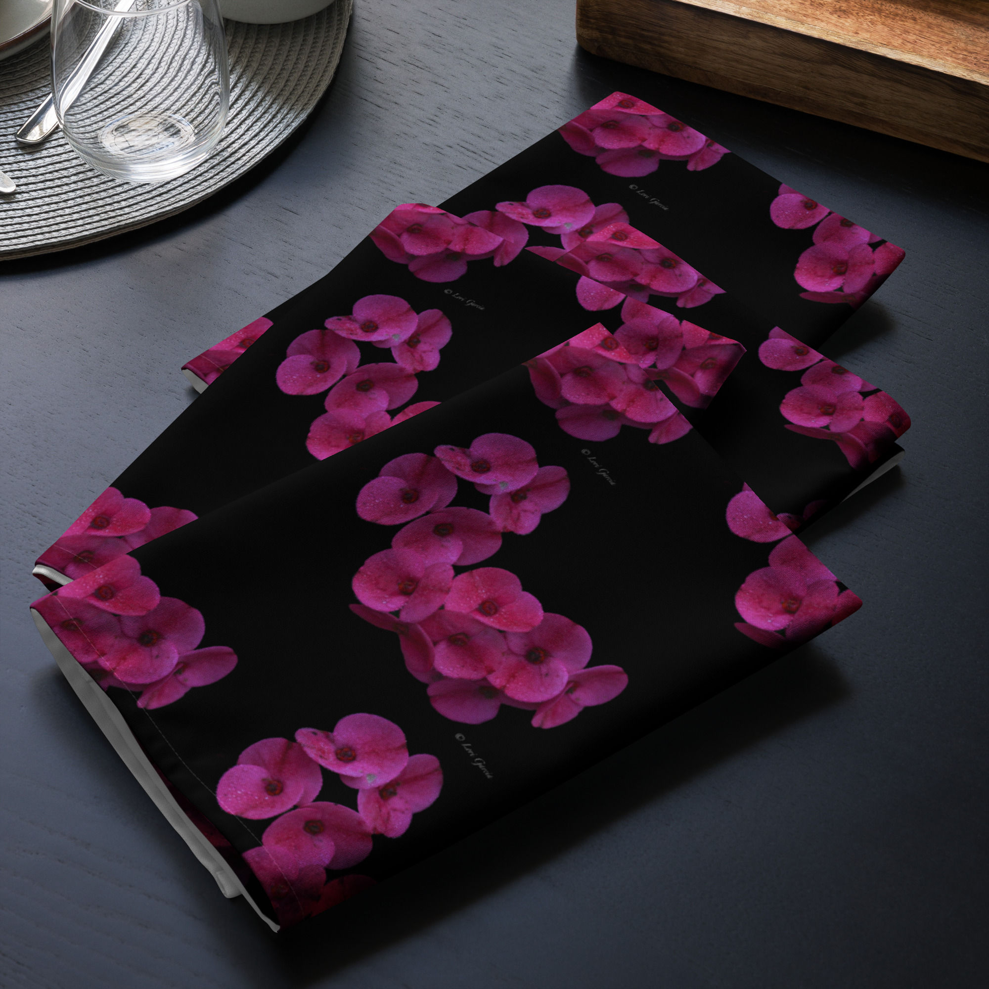 Cloth napkin set Magenta flower with blacked out background