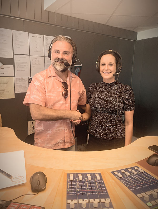 Maria Wensund intervjuas i P4 Göteborg av Teddy Paunkoski, reporter och programledare på P4.