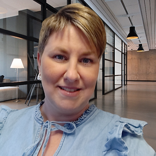 Jag med kontoret i bakgrunden.png