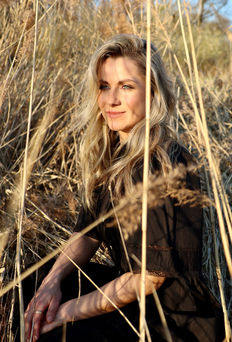 Fotografie und Hair & Make up mit Elisa in der Natur bei Sonnenuntergang