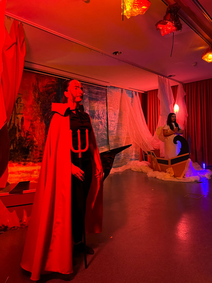 Diabo e Anjo em cena no Auto da Barca do Inferno de Gil Vicente