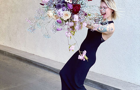 Ricarda Grimm, Gründerin von Grimms Blumerie mit einer Blumendekoration