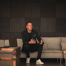 Christian Lottermann erklärend im Sitzen