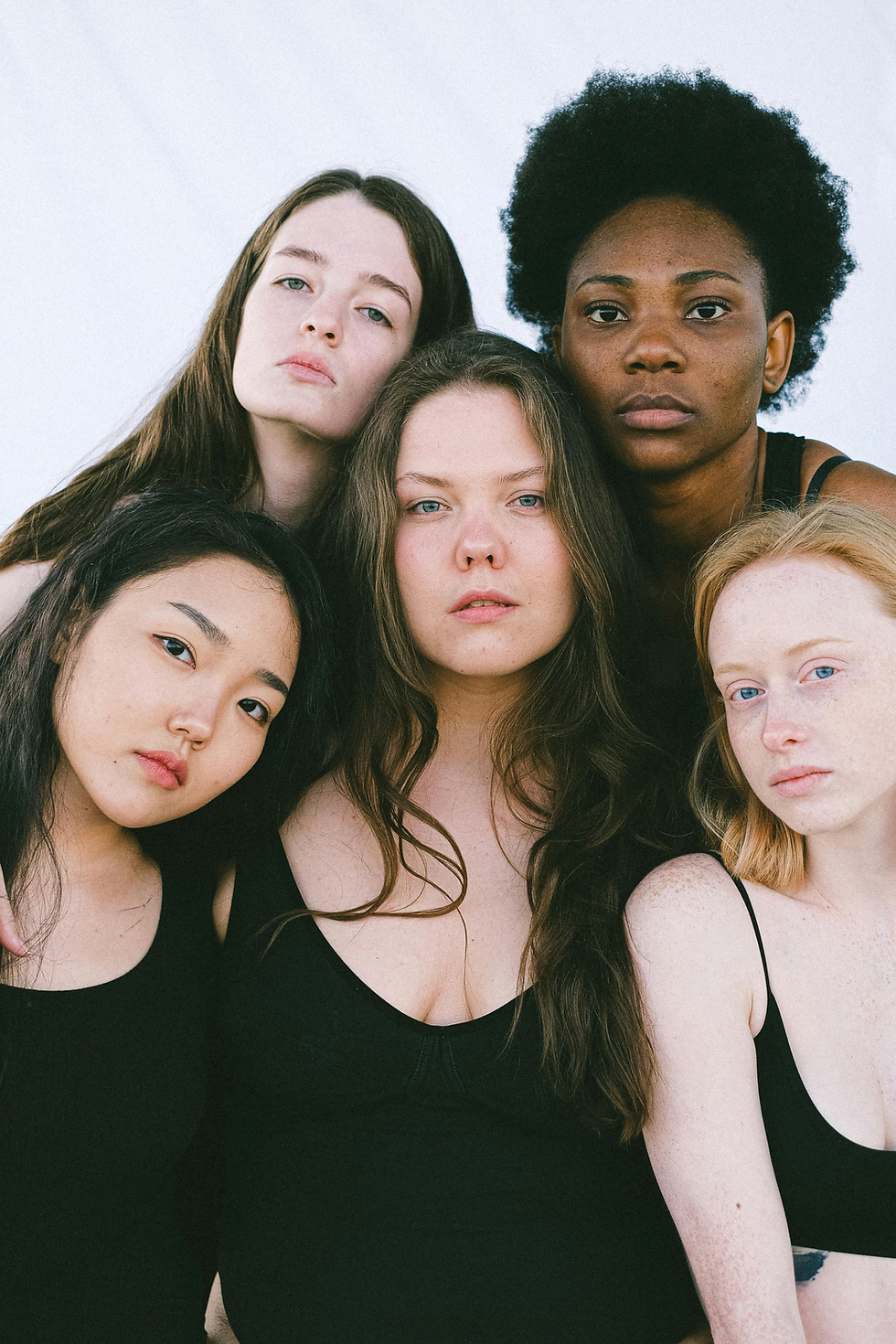 Cinq femmes d'origines diverses posant ensemble.