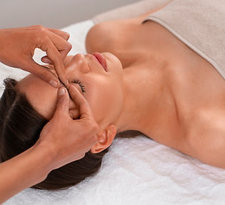 vue-d-une-femme-recevant-un-massage-facial-de-yoga-pour-rester-jeune (1).jpg