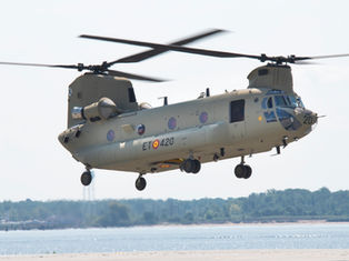 Entregan a España primer helicóptero Chinook actualizado