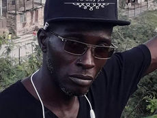 DETENIDO EL RAPERO ARI GUIBERT MIENTRAS ESCUCHABA MÚSICA EN LA CALLE