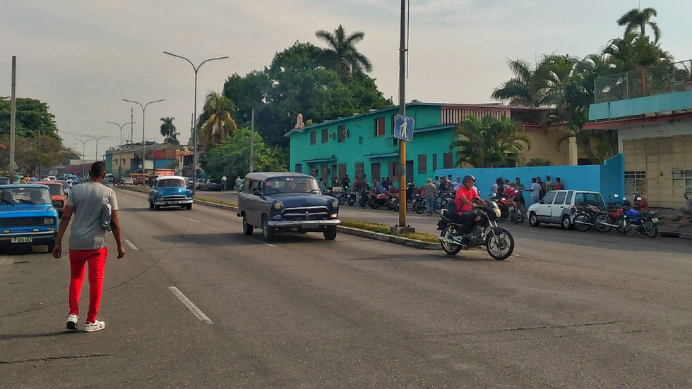Las colas para comprar combustible en La Habana no se eliminaron, solo cambiaron de estrategia