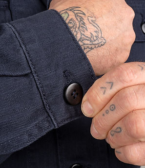 Man sieht Details der OG Jacke in blau