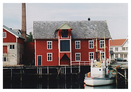 Engelskmannsbrygga. Et rødt stort hus ved bryggen