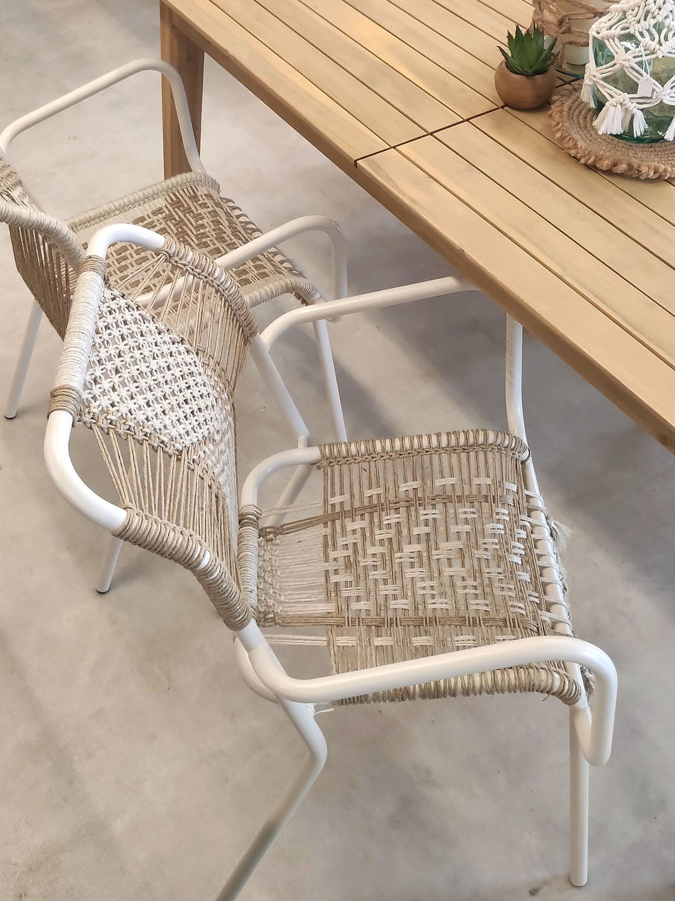 Chaise à accoudoir en métal écru, dossier et assise en tissage