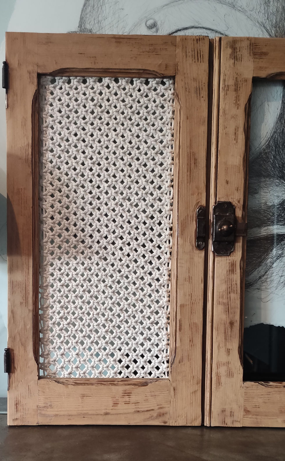 tissage en macramé sur porte de buffet