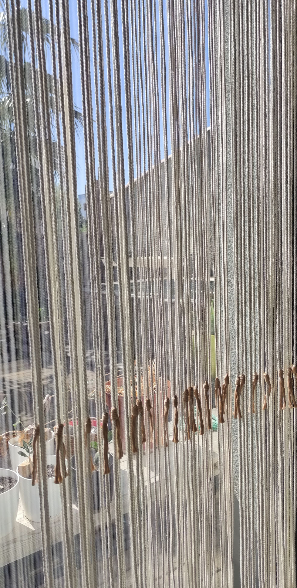 rideau en fil de coton devant une baie vitrée