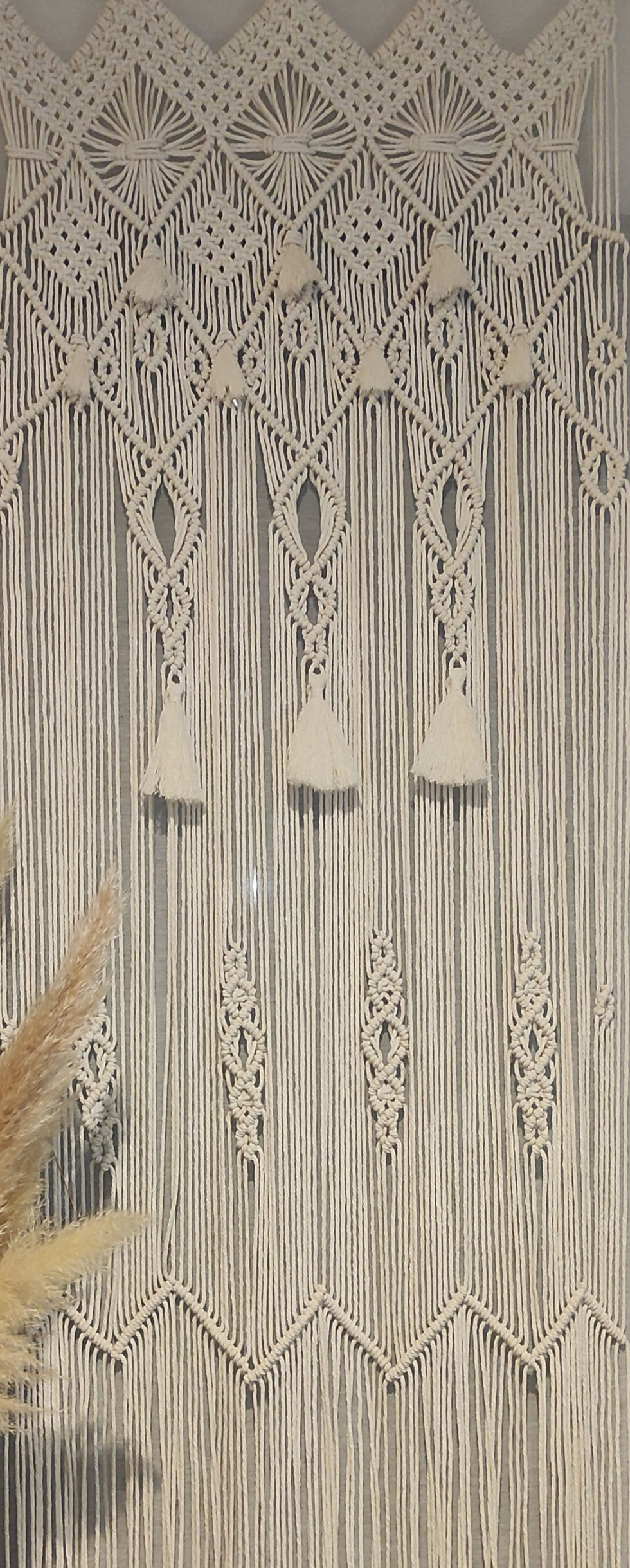 pompon sur un rideau en macramé