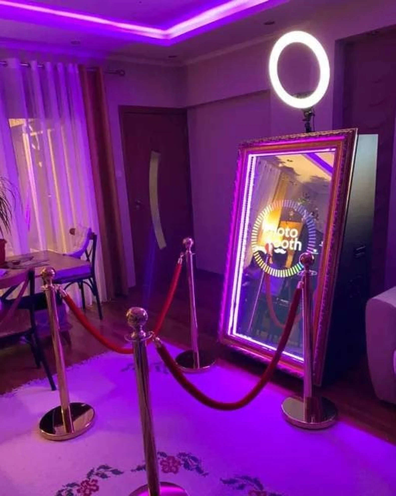 MAGIC MIRROR PHOTO BOOTH