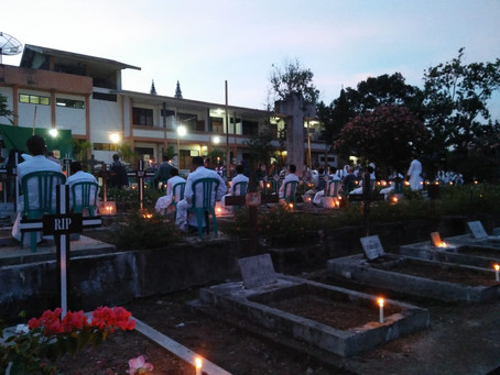 Komunitas Ledalero Rayakan Misa Arwah di Pemakaman Umum Ledalero