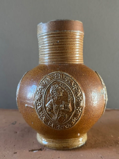 Thumbnail: Kruik Raeren met zegels