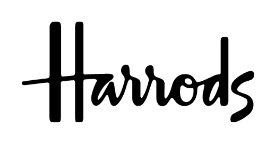 Harrods のロゴ、白い背景に黒い文字。高級デパートのブランド名です。