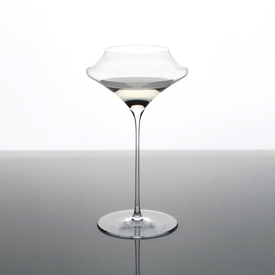 ARCHÈから日本への敬愛と感謝の気持ちを込められた、日本酒のためのグラスが誕生しました。 日本酒のグラスとしては前例のない、この美しい形状は、口の中に入る日本酒の量と酸素との接触面積をコントロールするとともに、香りの輪郭を明確に感じられるように設