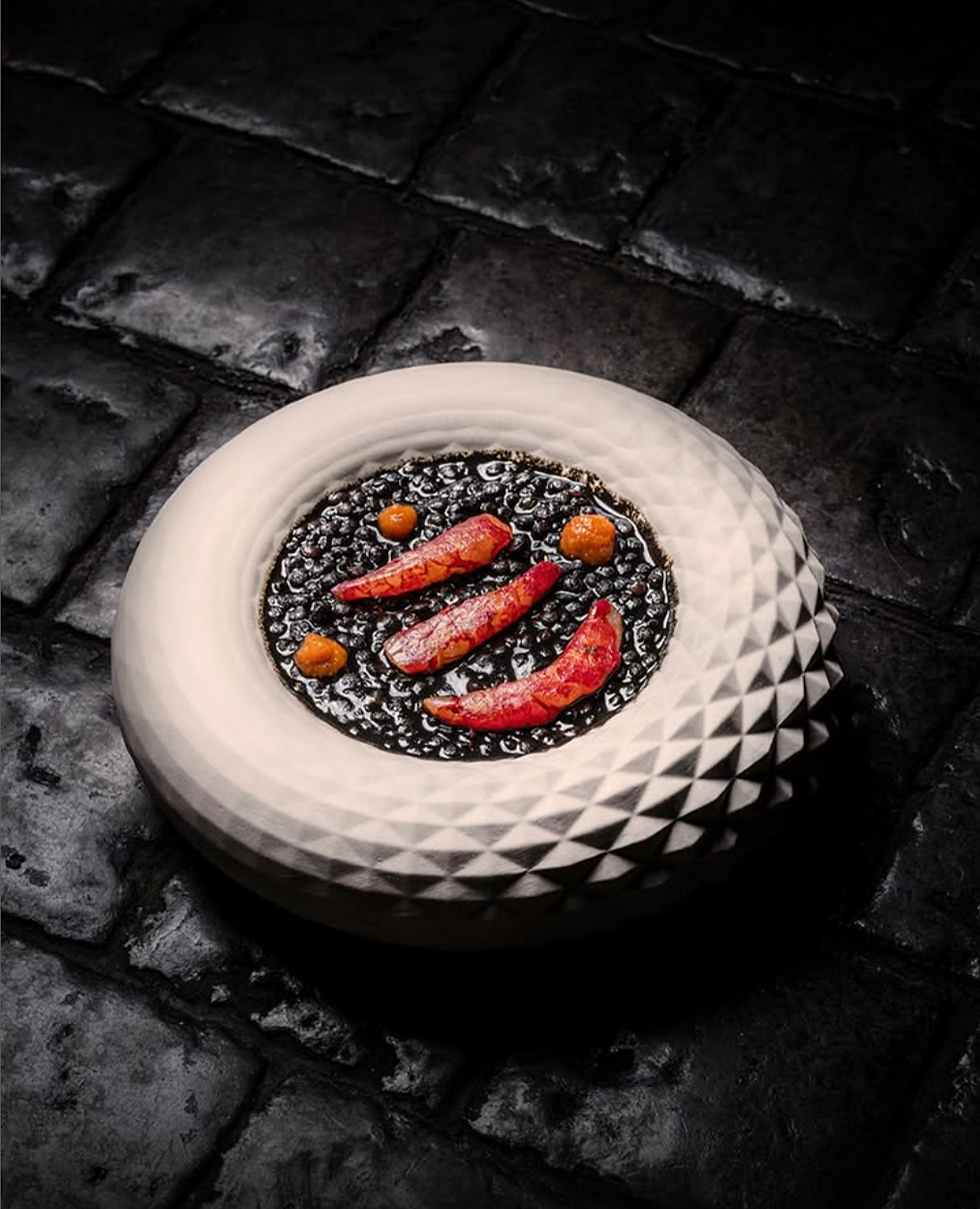 Artilugis Dragonのストーンウェア小皿に盛り付けた前菜料理