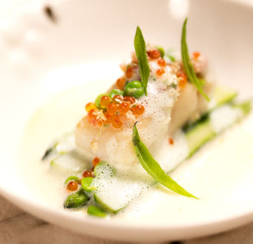 Witvisgerecht met groene asperges en kaviaar