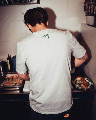 Kok bereidt eten in restaurantkeuken