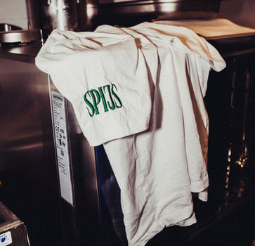 Witte SPIJS t-shirt met groene logo
