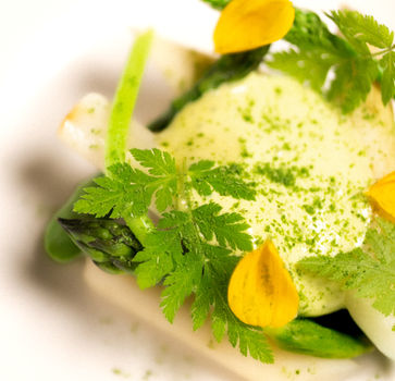 Asparagusgerecht met mousse en bloemen