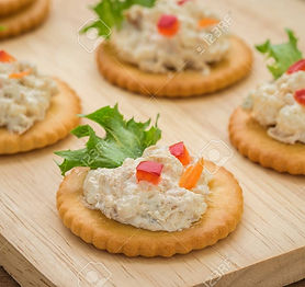 55496124-galletas-con-ensalada-de-atún-e
