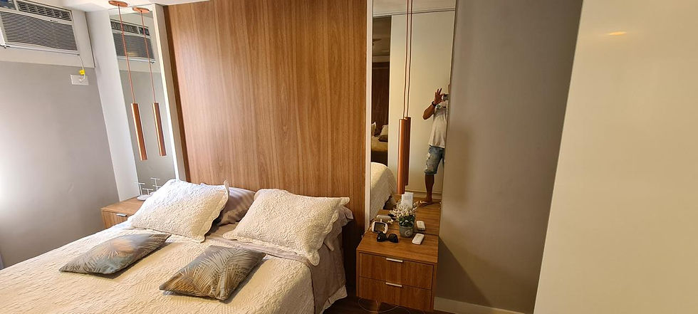 Painel de cama e mesas de cabeceira em MDF Freijó Puro em projeto de quarto planejado.