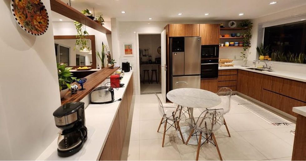 Projetada para integrar funcionalidade, conforto e convivência, esta cozinha americana combina acabamentos claros e elementos
