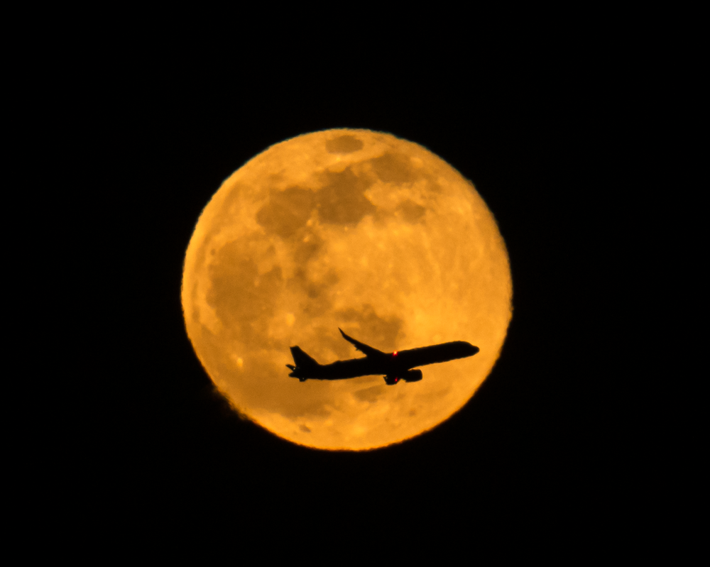 満月の夜は飛行機を撮ろう 月丼初めてにおススメのスポット カメラ設定 機材を紹介