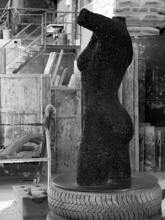 Escultura de Franc Vilà. Torso de caucho reciclado