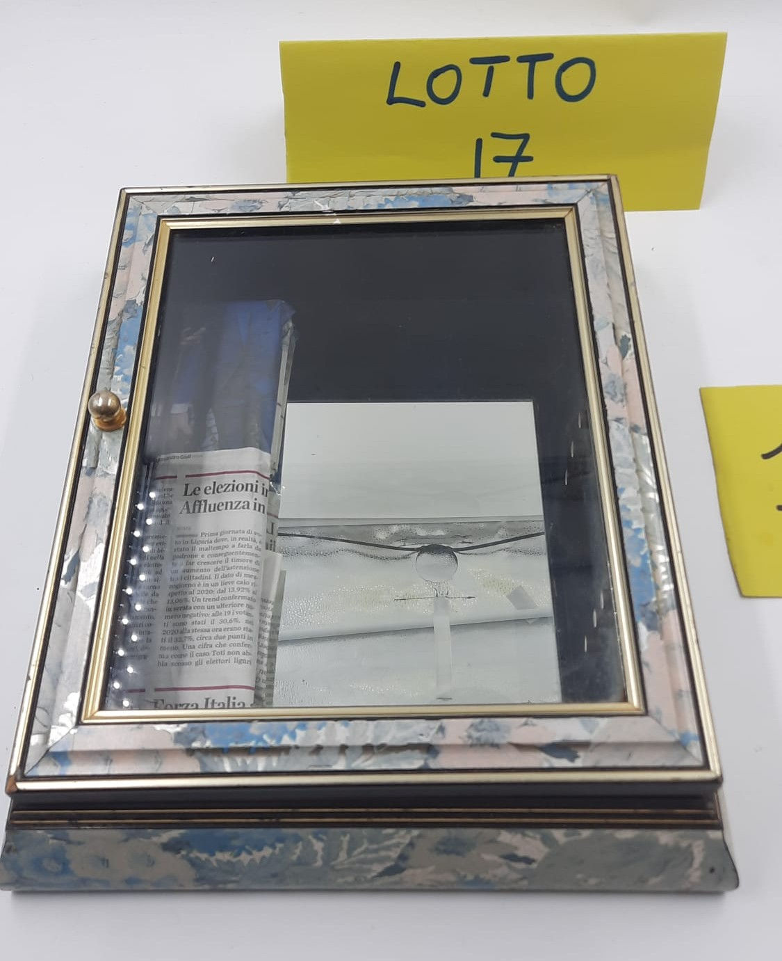 Vetrinetta vintage da appendere in legno con ripiani