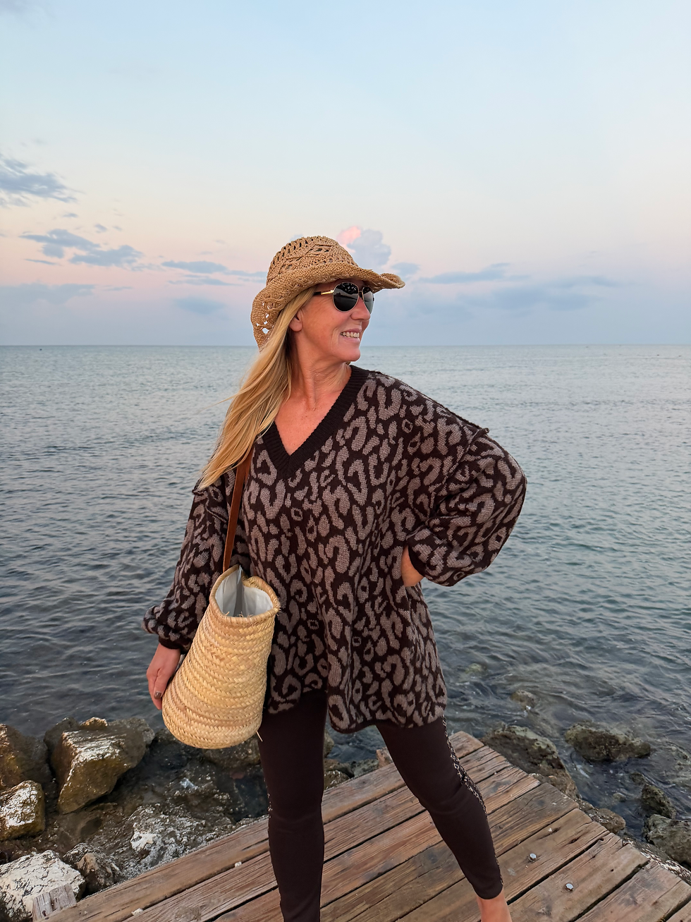 Miniaturbild: Oversize Leo Pullover mit V-Ausschnitt 