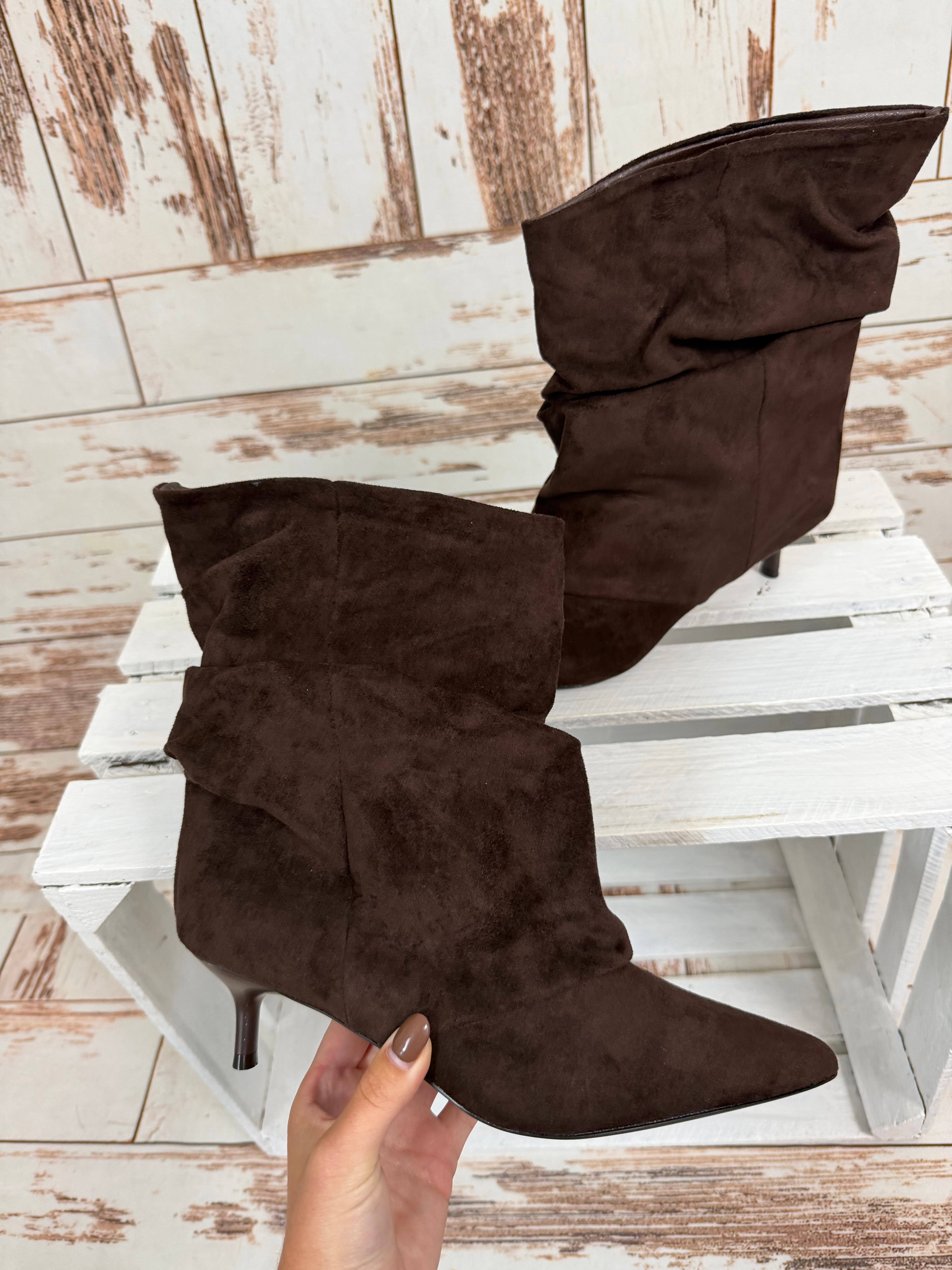 Kitten-Heel Stiefeletten in Velour Optik