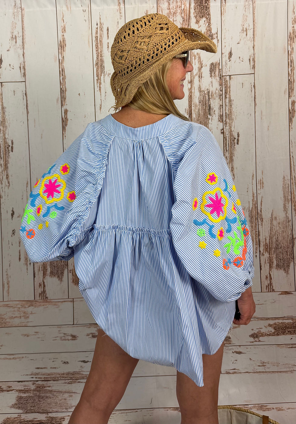 Miniaturbild: Exklusive Ibiza Sommer Blusen „Volants“ mit Neon Stickerei