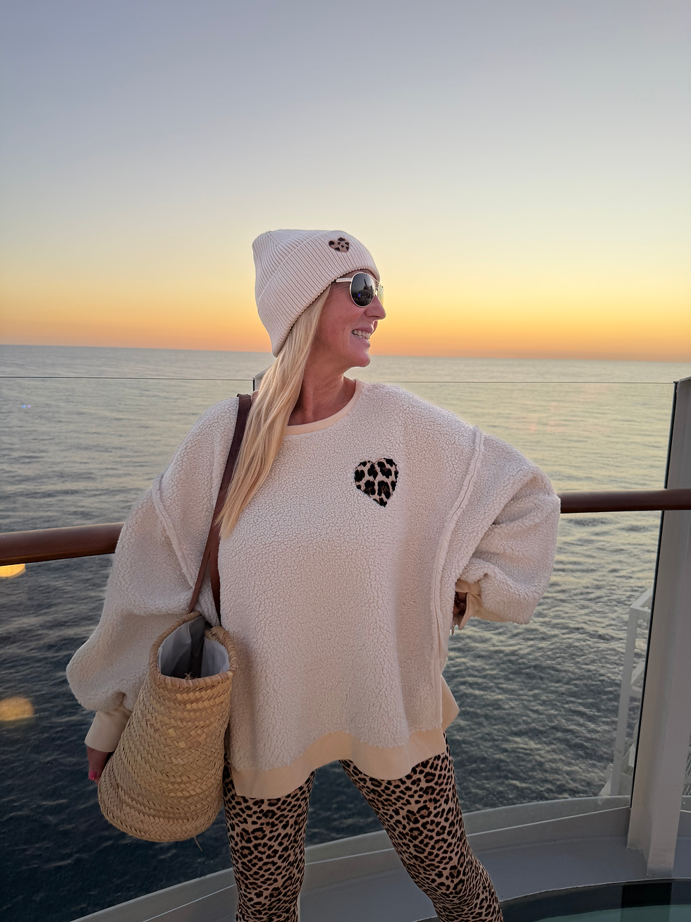 Miniaturbild: Oversize Teddy Sweater „Leo Heart“ 
