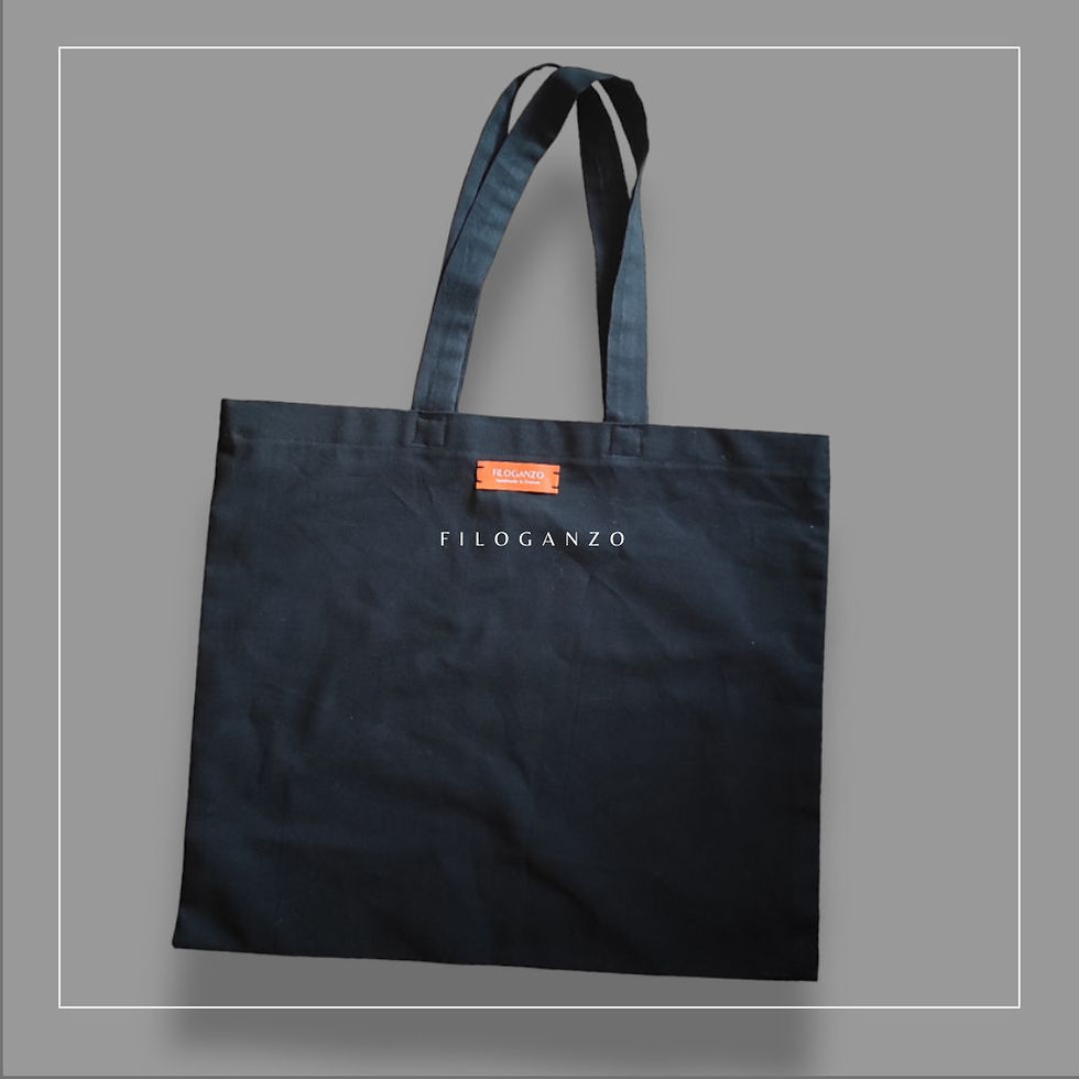 Miniatura: Borsa spalla in rafia con dettagli in cotone e pietra ematite sul manico.