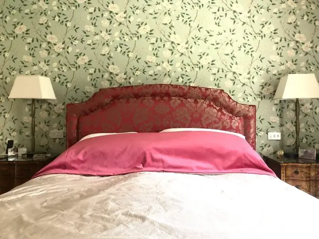 Contrast red low headboard