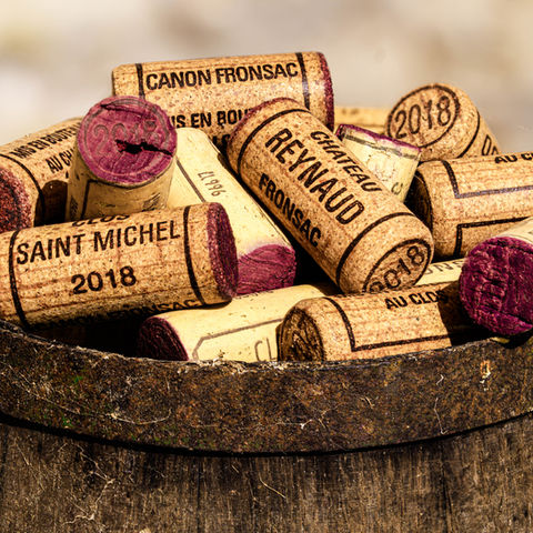 Cork stoppers on a barrel at La Closerie de Fronsac, a symbol of artisanal know-how and the authenticity of the wine-growing region.