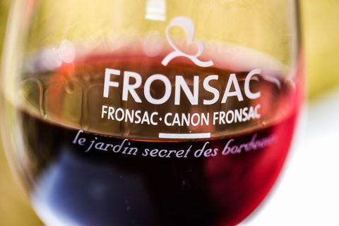 A glass of red wine engraved "Fronsac" at La Closerie de Fronsac, to savor the excellence of the terroir and the wine-growing tradition.