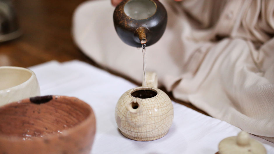 차 마시기 : 하나, 차 마시기 전, 고요함 
