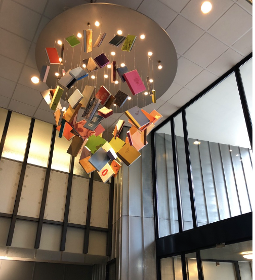 壁紙で想定された本がオブジェになっている、オランダの壁紙ブランドBNのエントランス。インテリアコーディネーターのブログ。