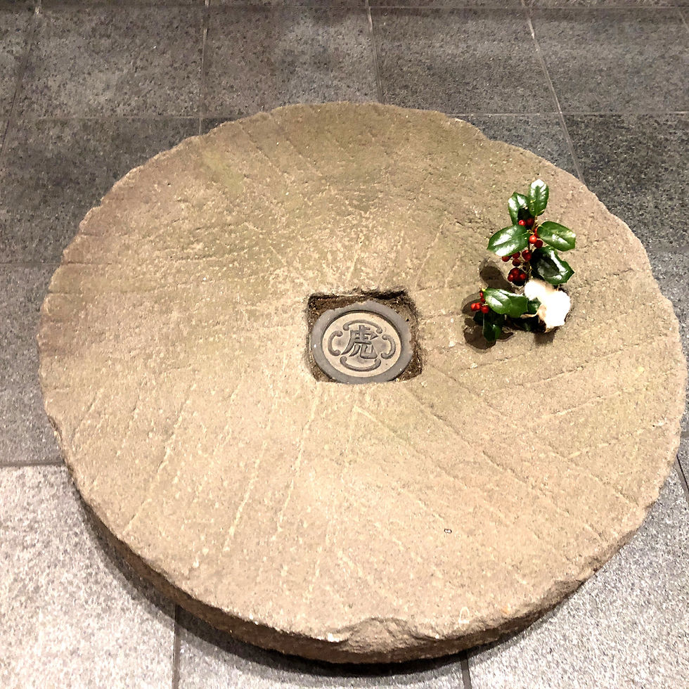 とらやの歴史を漂わせる石臼。クリスマスのしつらえ。インテリアコーディネーターのブログ。