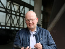 Andre, der eine PV Anlage an seinem Tablet plant