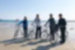 Tour participants with bicycles on Yuigahama Coast
